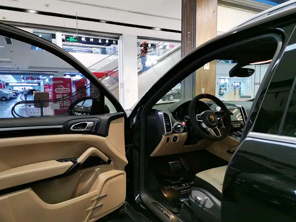 Porsche Cayenne — миниатюра 5