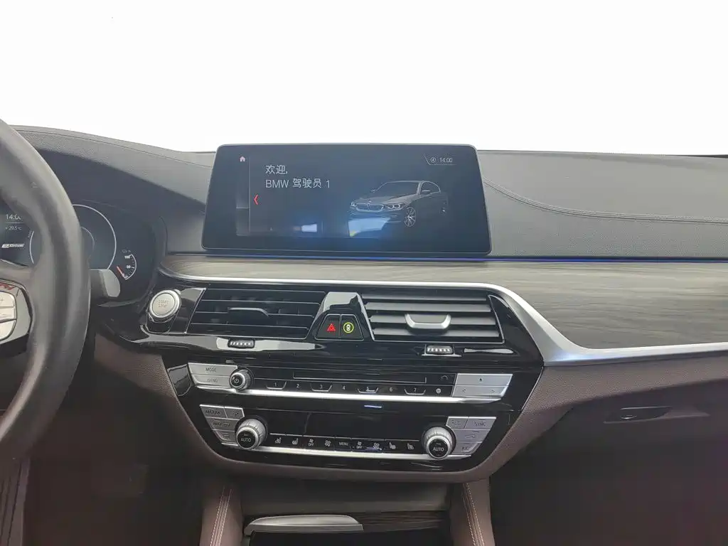 BMW 5 Series New Energy — миниатюра 12