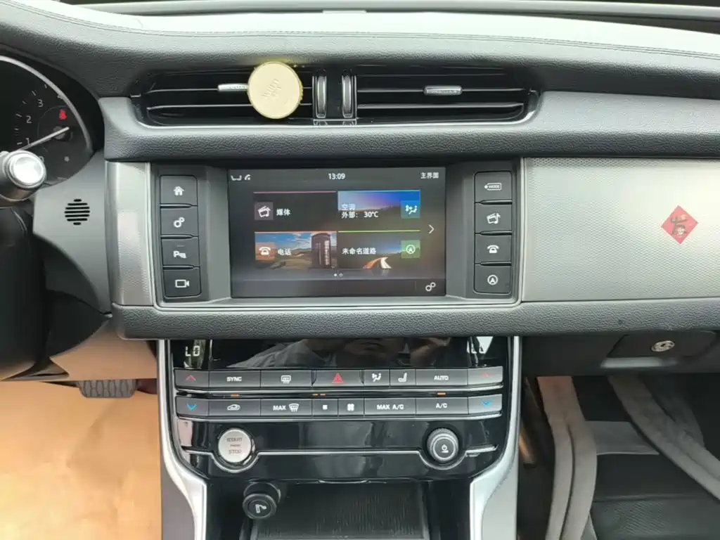 Jaguar XFL — миниатюра 13