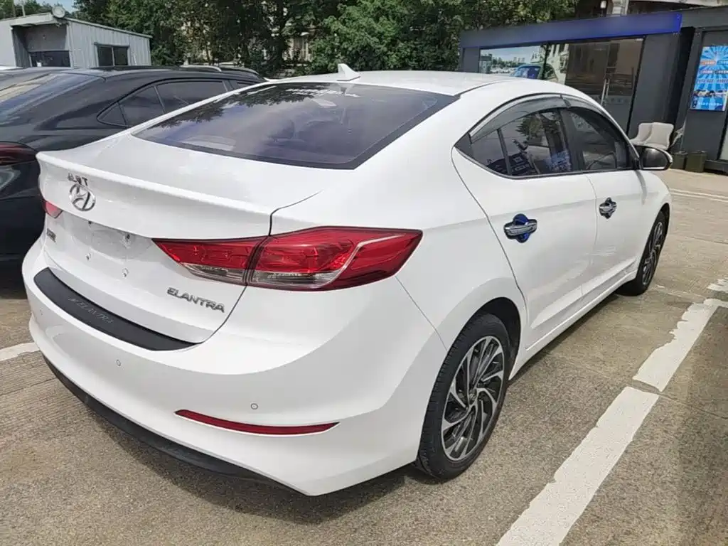 Hyundai Elantra — миниатюра 7