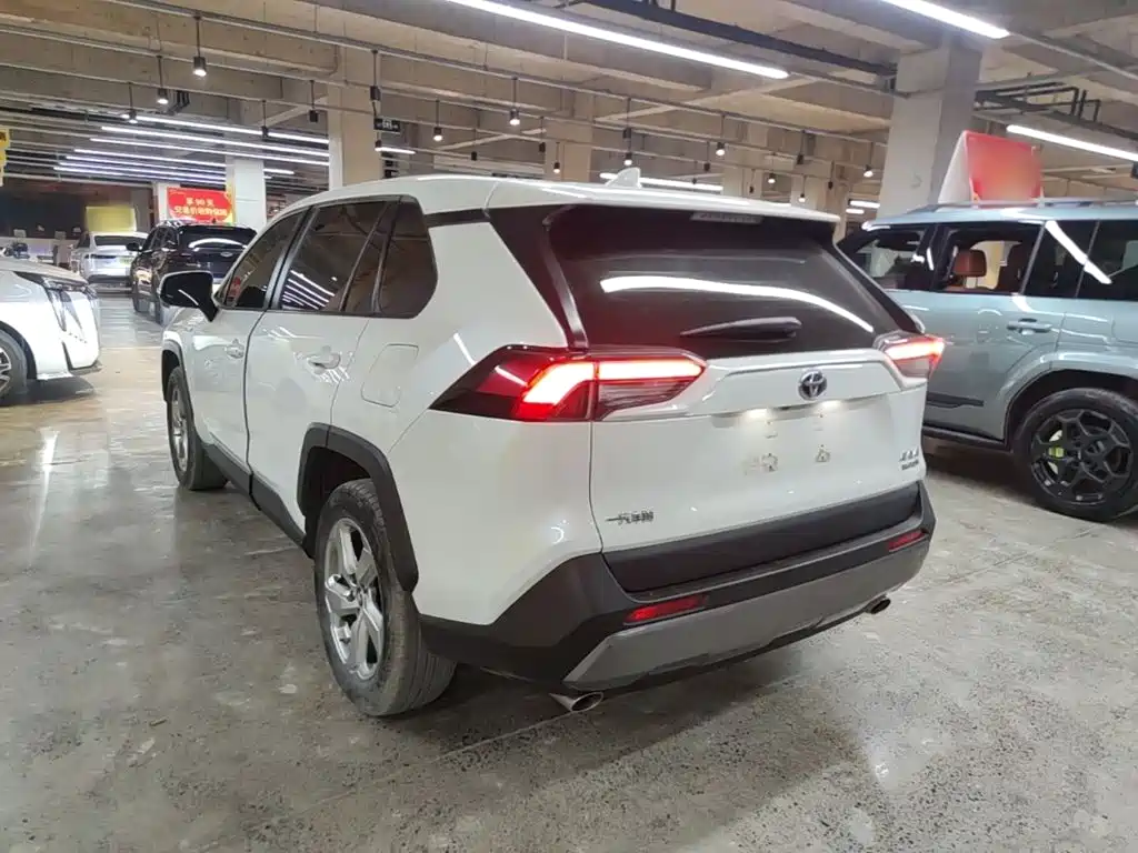 Toyota RAV4 — миниатюра 5