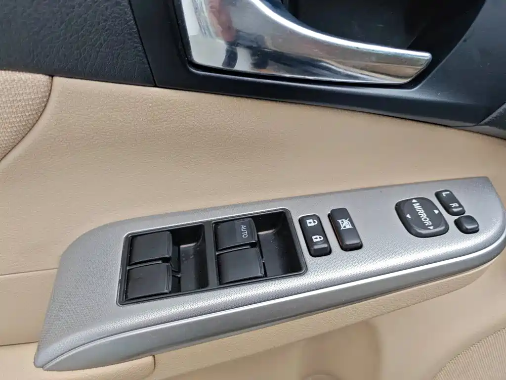Toyota Camry 2012 2.0S