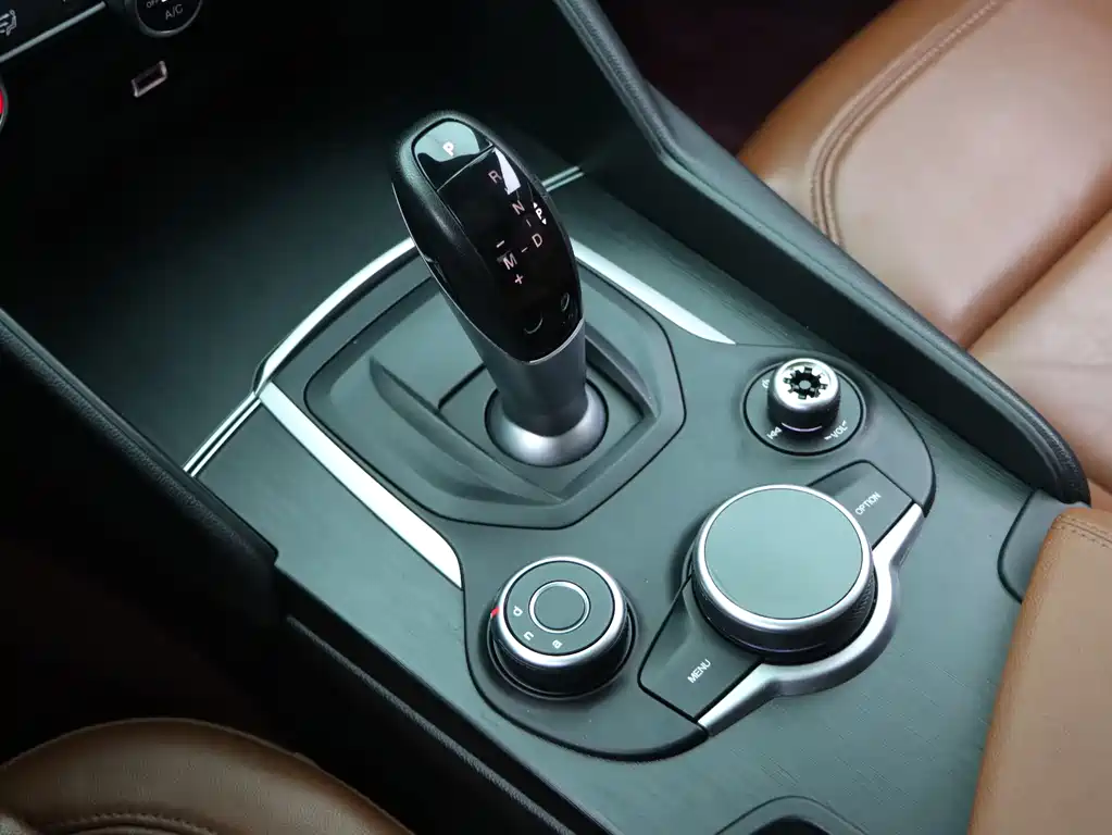 Alfa Romeo Giulia 2.0T 280HP Luxury Edition, фото 13
