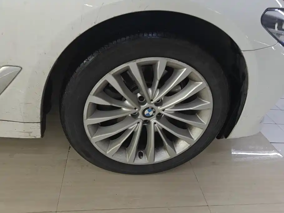 BMW 5 Series — миниатюра 6