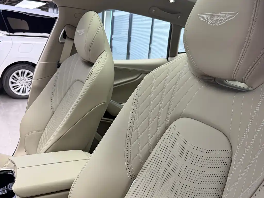 Aston Martin DBX 2024 4.0T V8