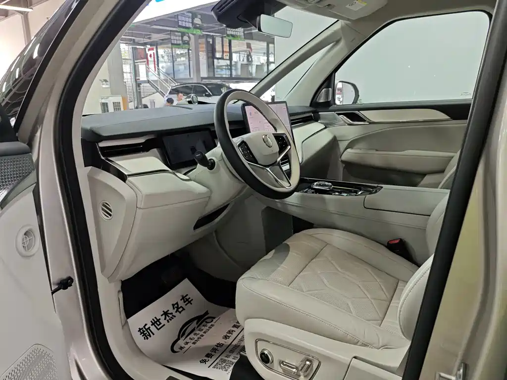 Volvo EM90 — миниатюра 5