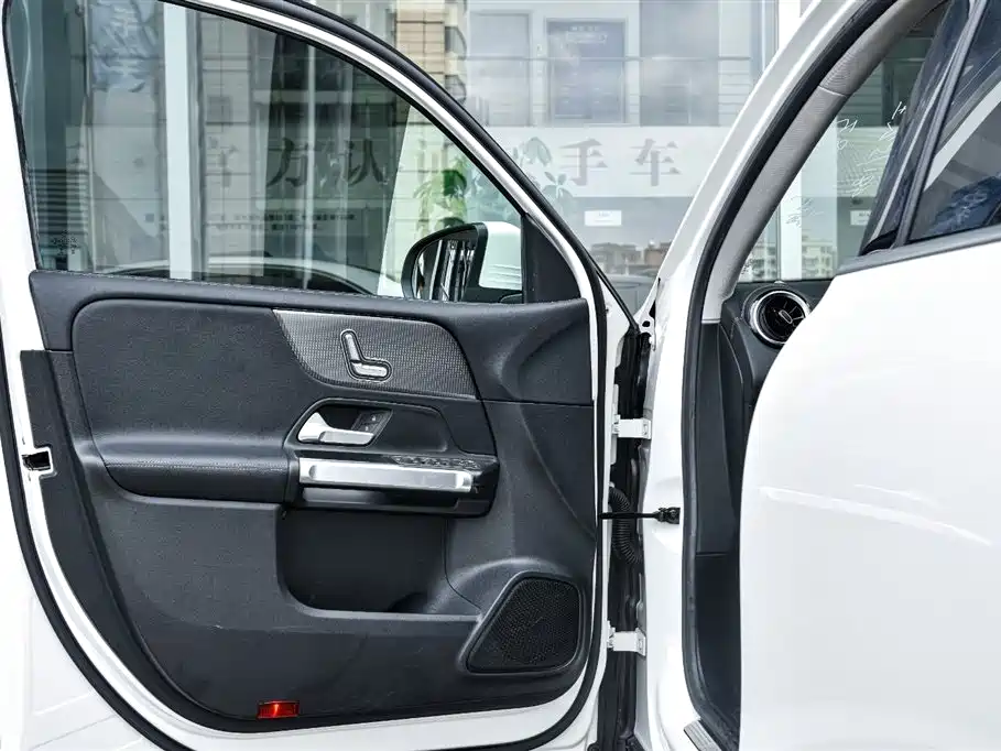 Mercedes-Benz GLB — миниатюра 7