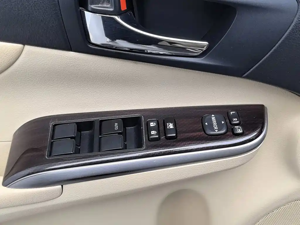 Toyota Camry — миниатюра 9