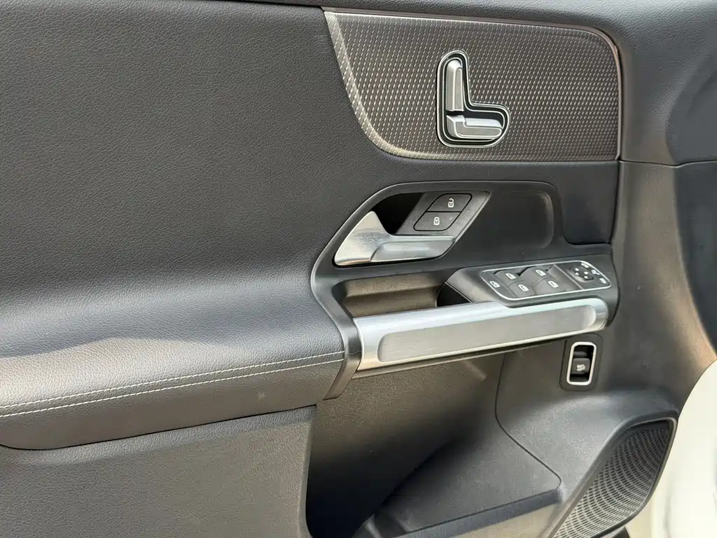 Mercedes-Benz GLB — миниатюра 9