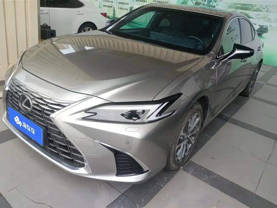 Lexus ES 2025