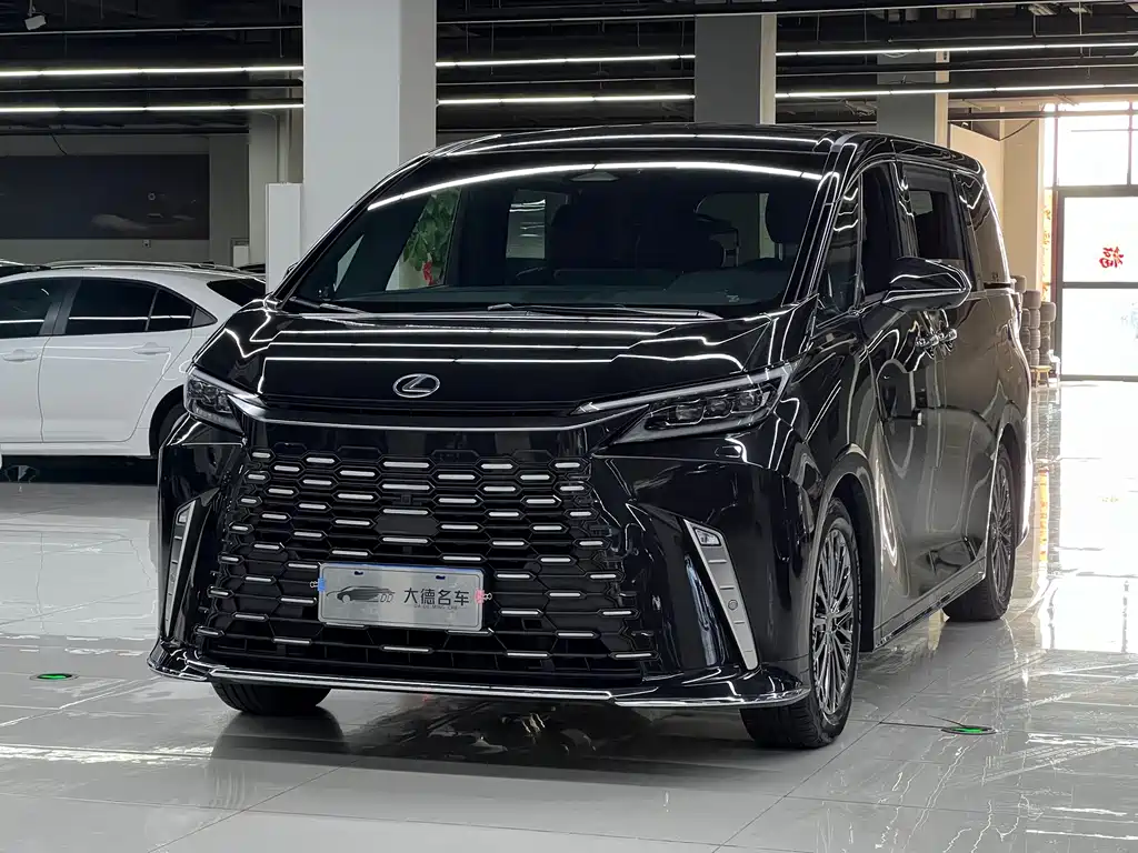 Lexus LM