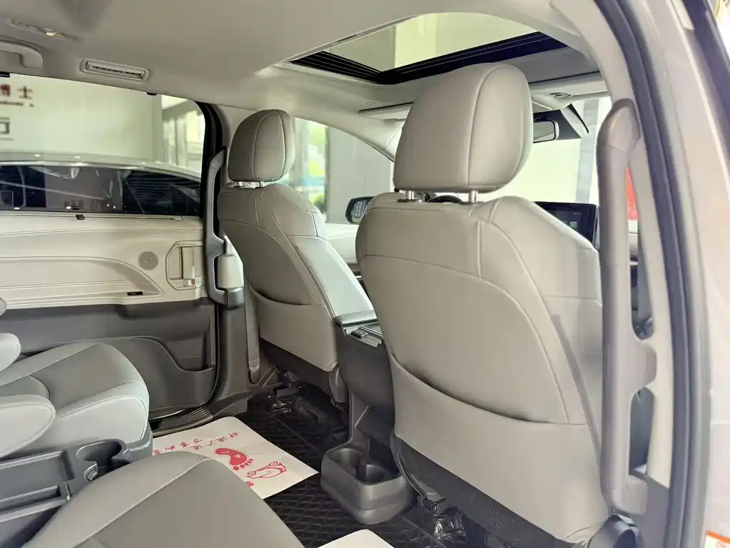 Toyota Granvia — миниатюра 13