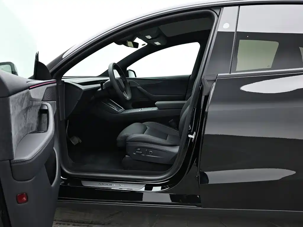 Tesla Model Y L — миниатюра 9