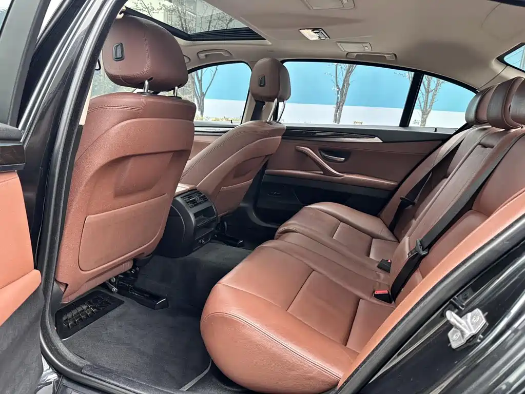 BMW 5 Series — миниатюра 8