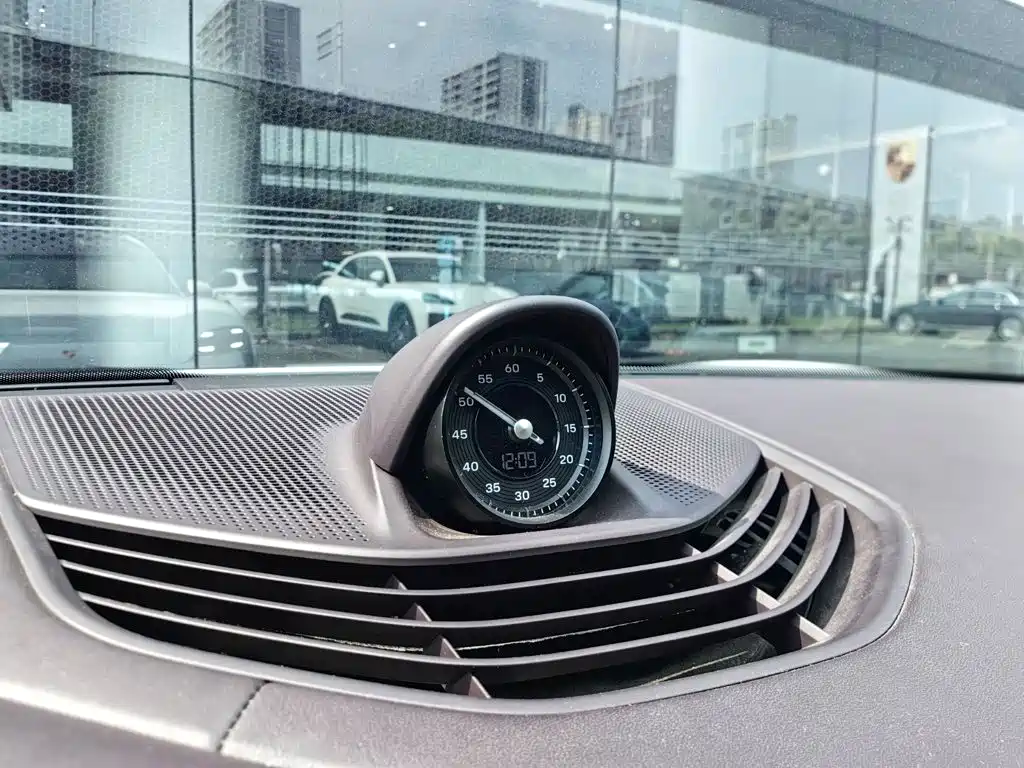 Porsche Taycan — миниатюра 7