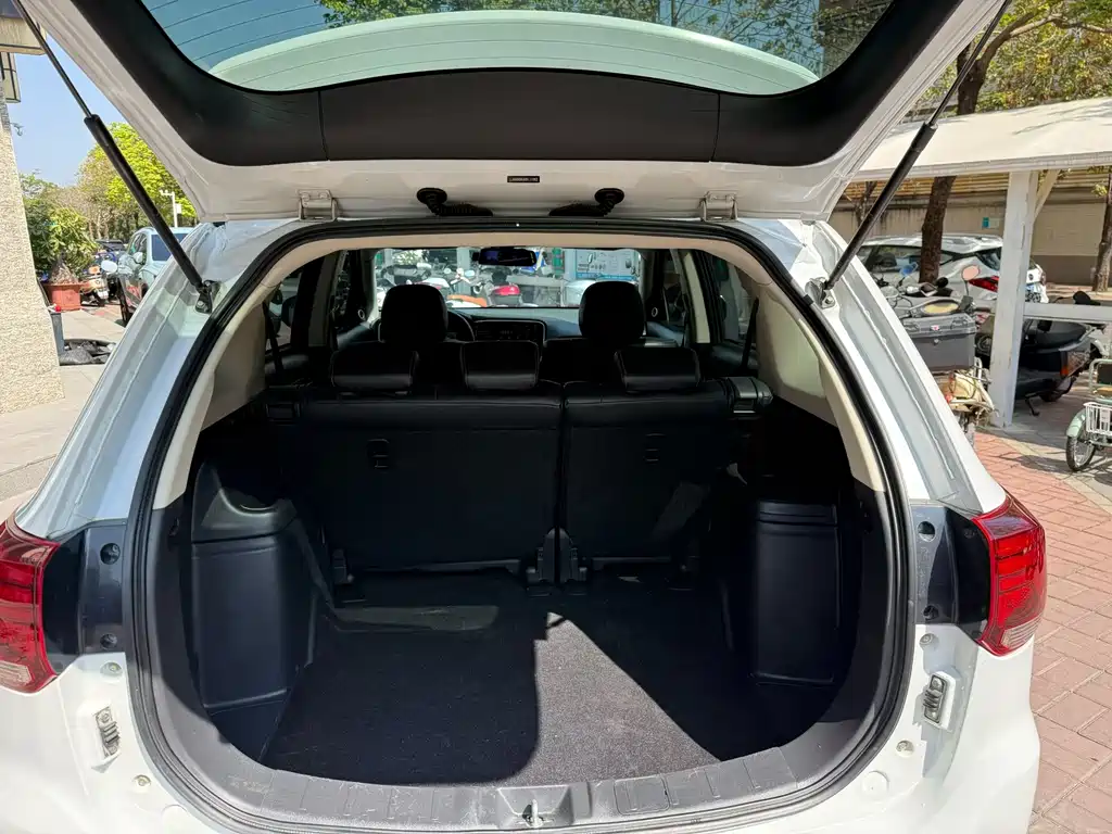 MITSUBISHI OUTLANDER