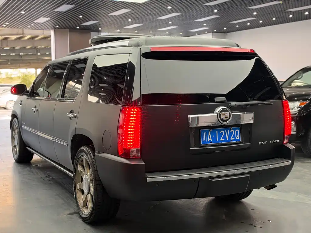 Cadillac Escalade — миниатюра 5
