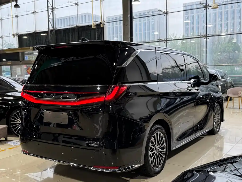 Lexus LM 2023 500h мест
