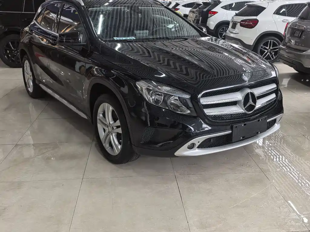 MERCEDES-BENZ GLA