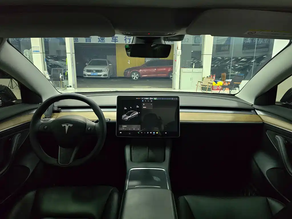 Tesla Model 3 — миниатюра 9