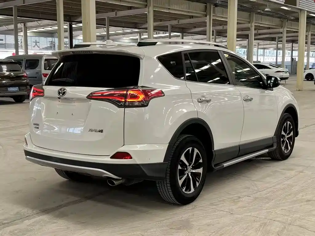 Toyota RAV4 — миниатюра 4