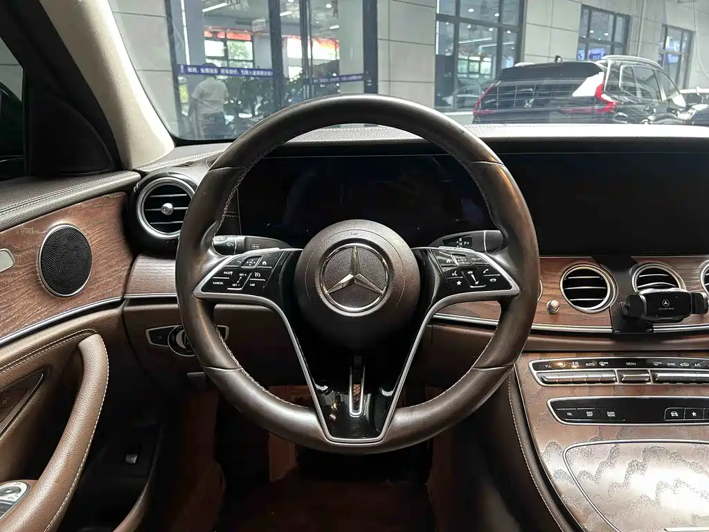 Mercedes-Benz E-Class — миниатюра 9