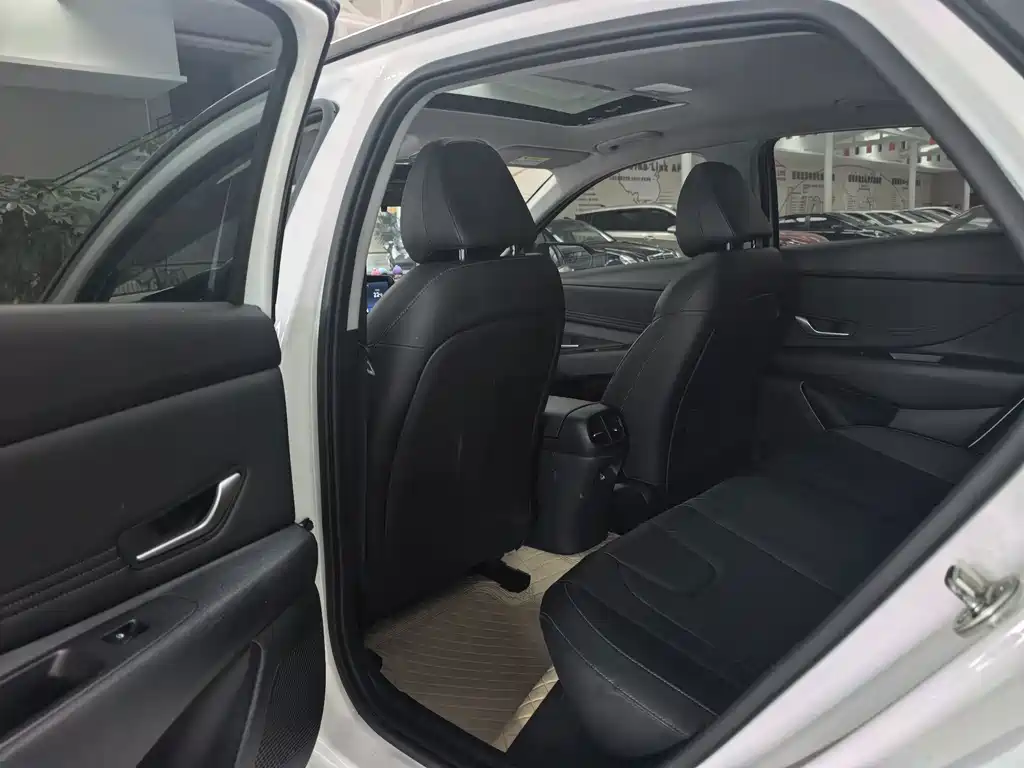 Hyundai Elantra — миниатюра 12