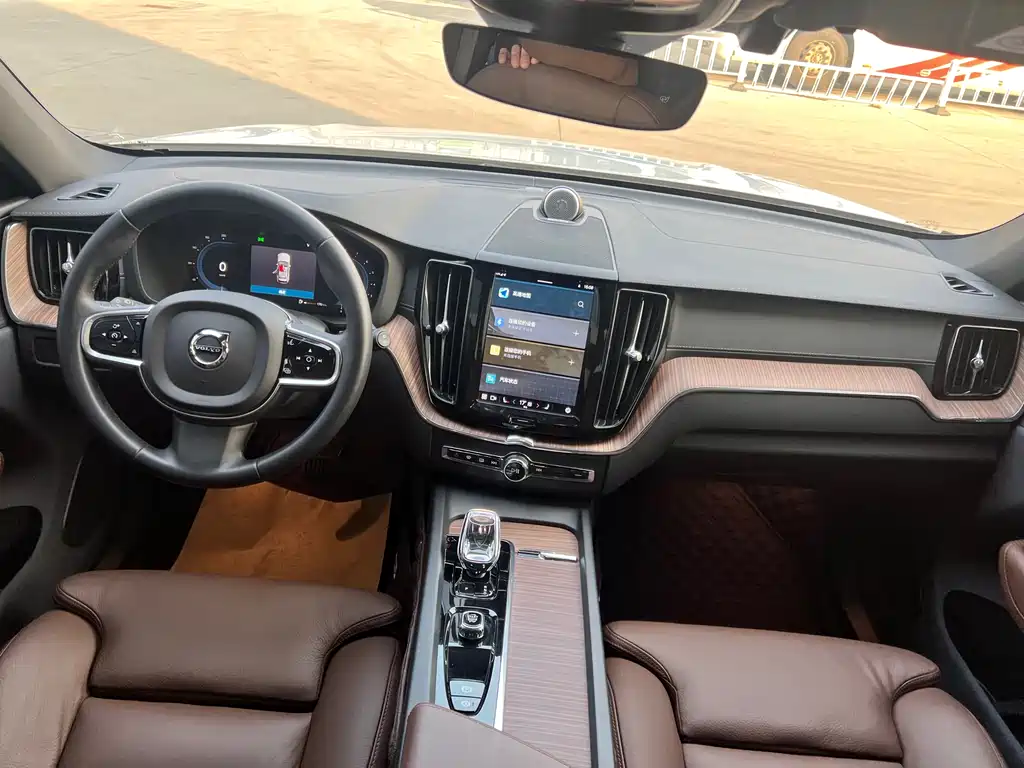 Volvo XC60 2023 B5 Luxury