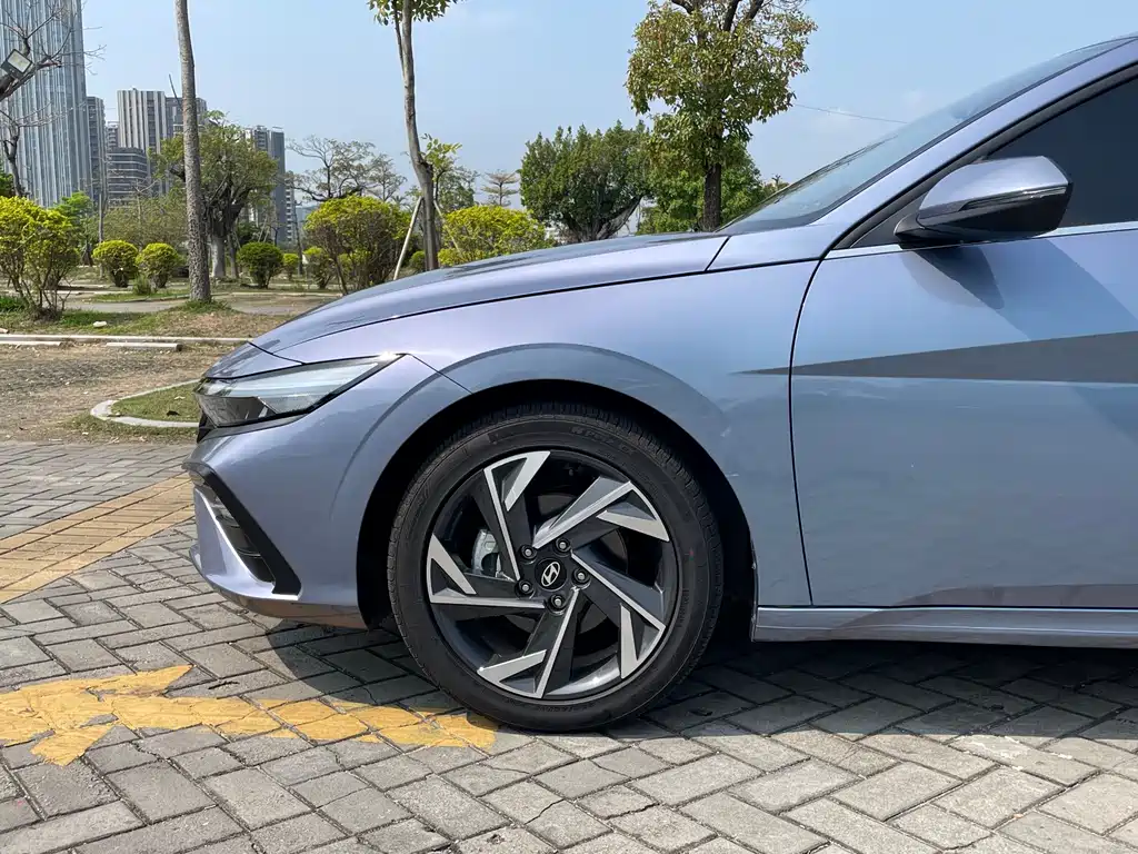 Hyundai Elantra — миниатюра 12