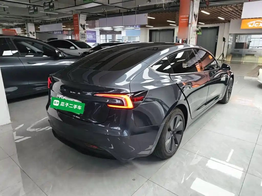 Tesla Model 3 — миниатюра 7