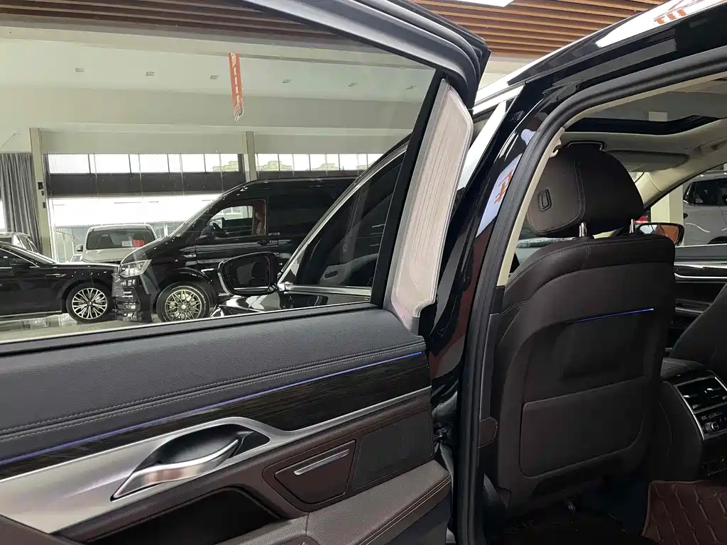 BMW 7 Series — миниатюра 18