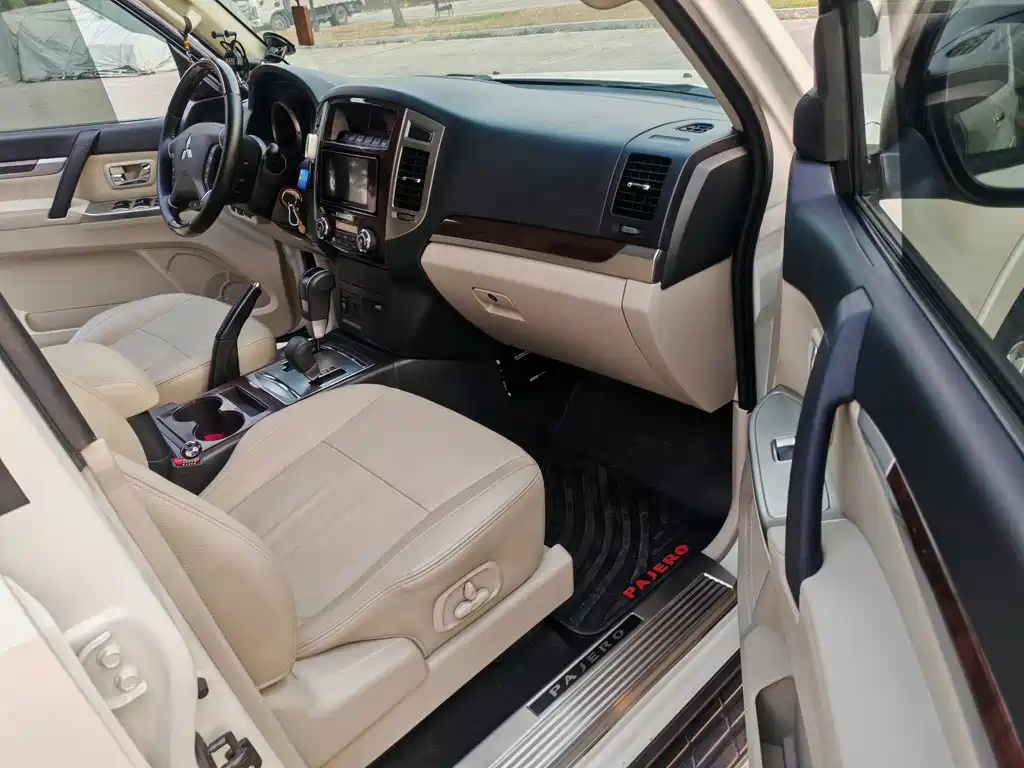 Mitsubishi Pajero (Import) — миниатюра 8