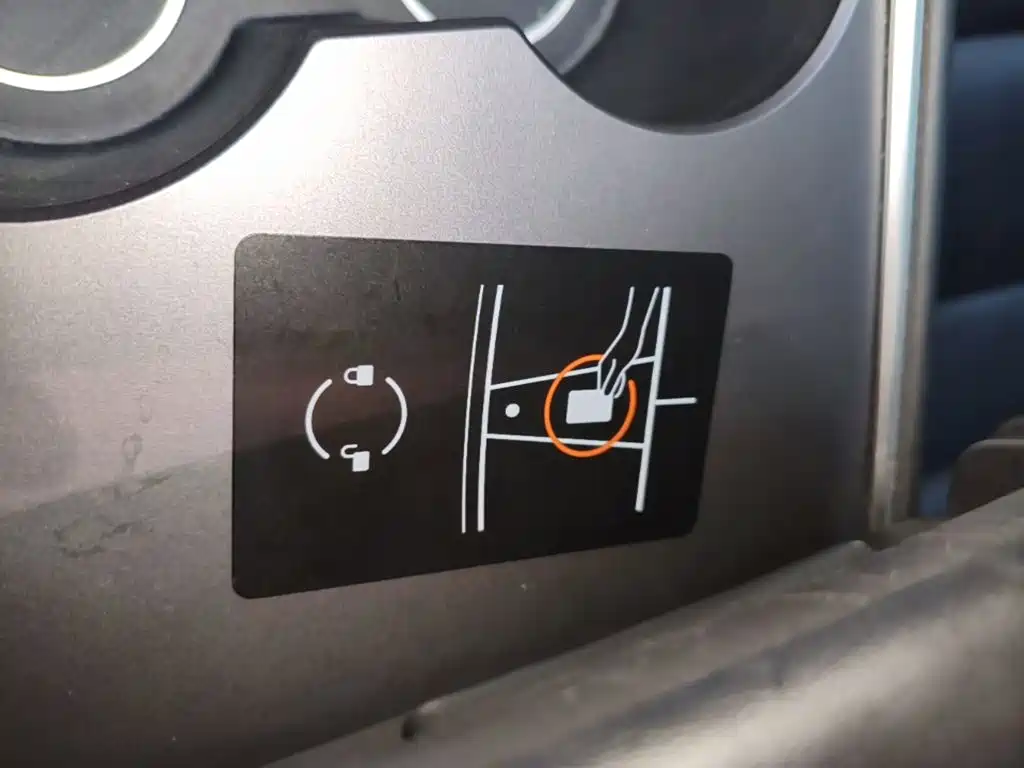 Tesla Model Y — миниатюра 9