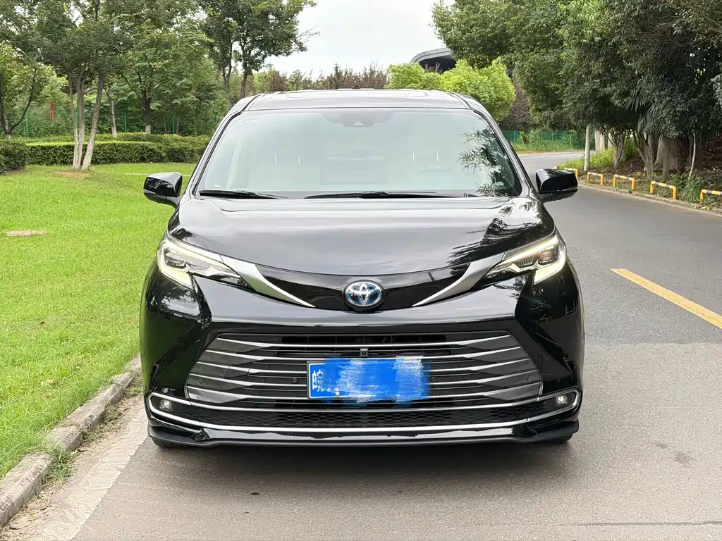 Toyota Sienna — миниатюра 2
