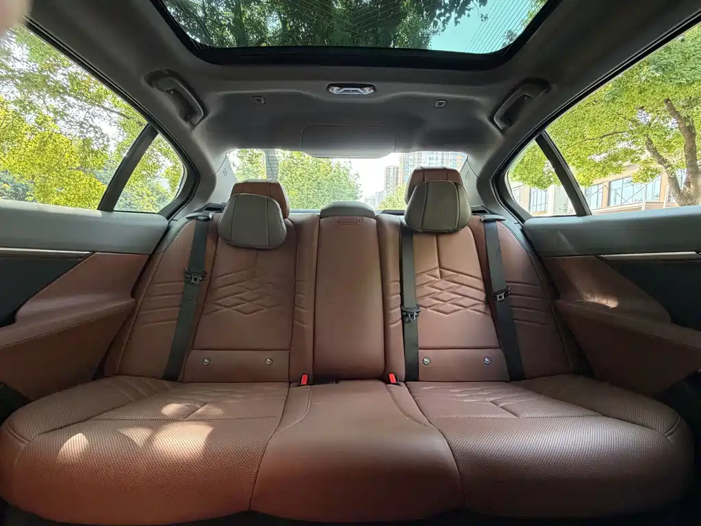 BMW 5 Series — миниатюра 13