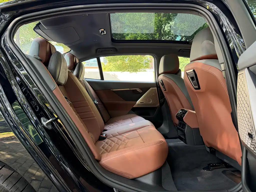 BMW 5 Series — миниатюра 11
