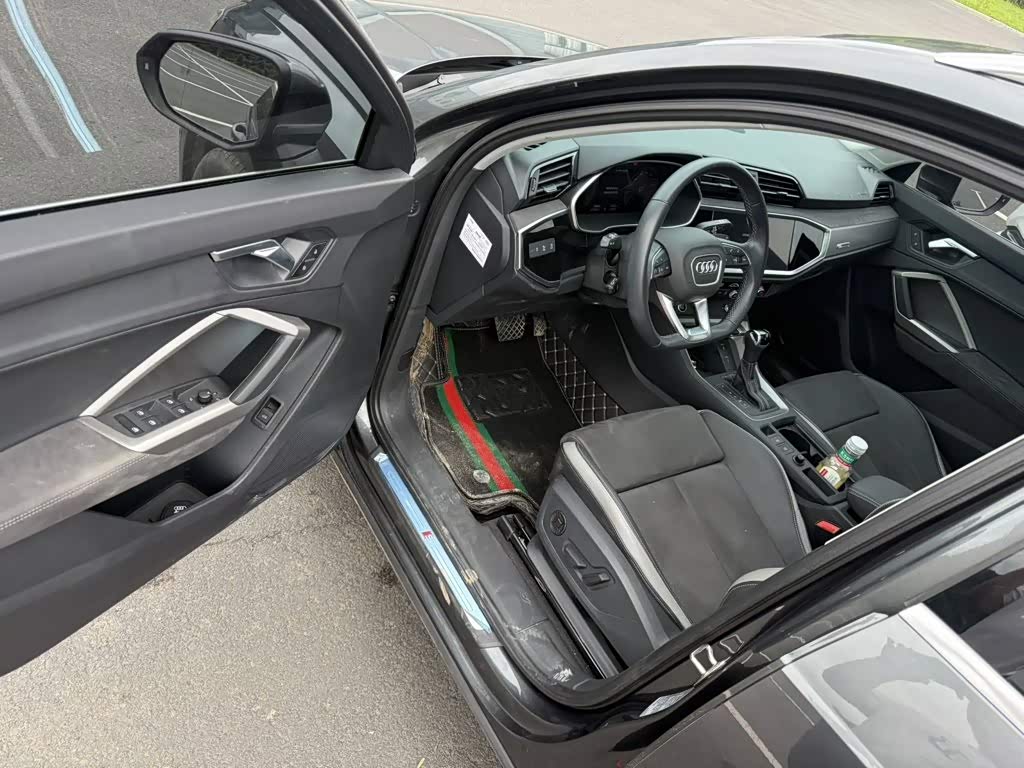 Audi Q3 1.4 л 2023 г. Серебристо-серый, пробег 31000 км