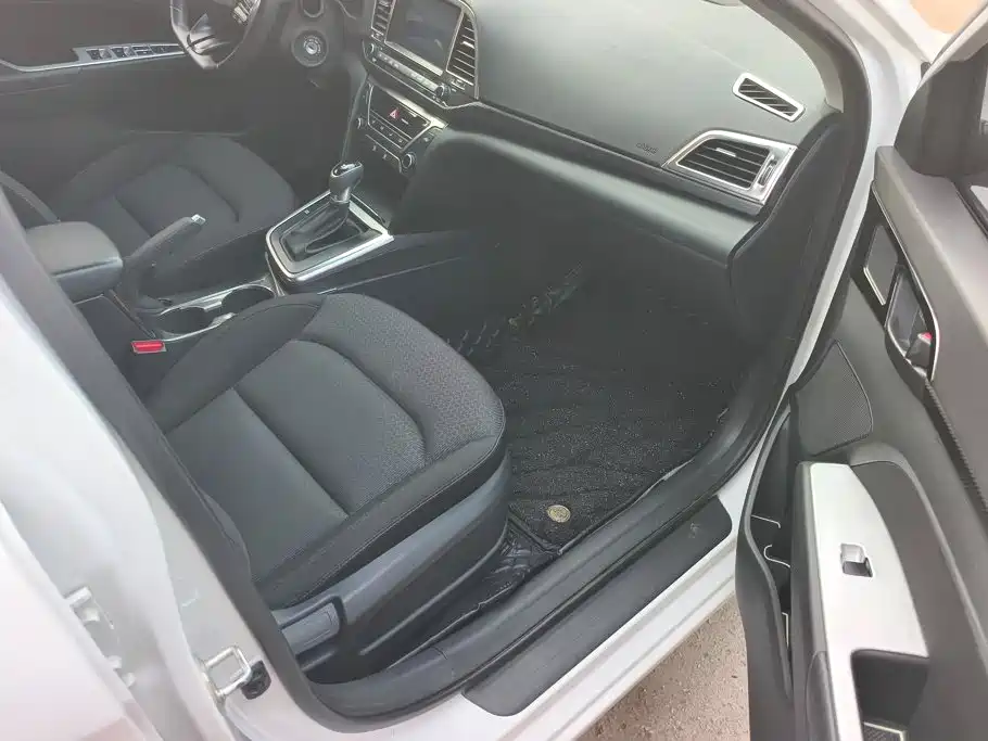 Hyundai Elantra — миниатюра 8