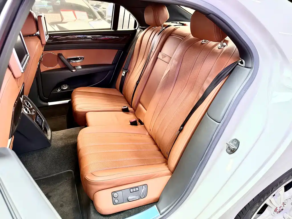 Bentley Flying Spur — миниатюра 13