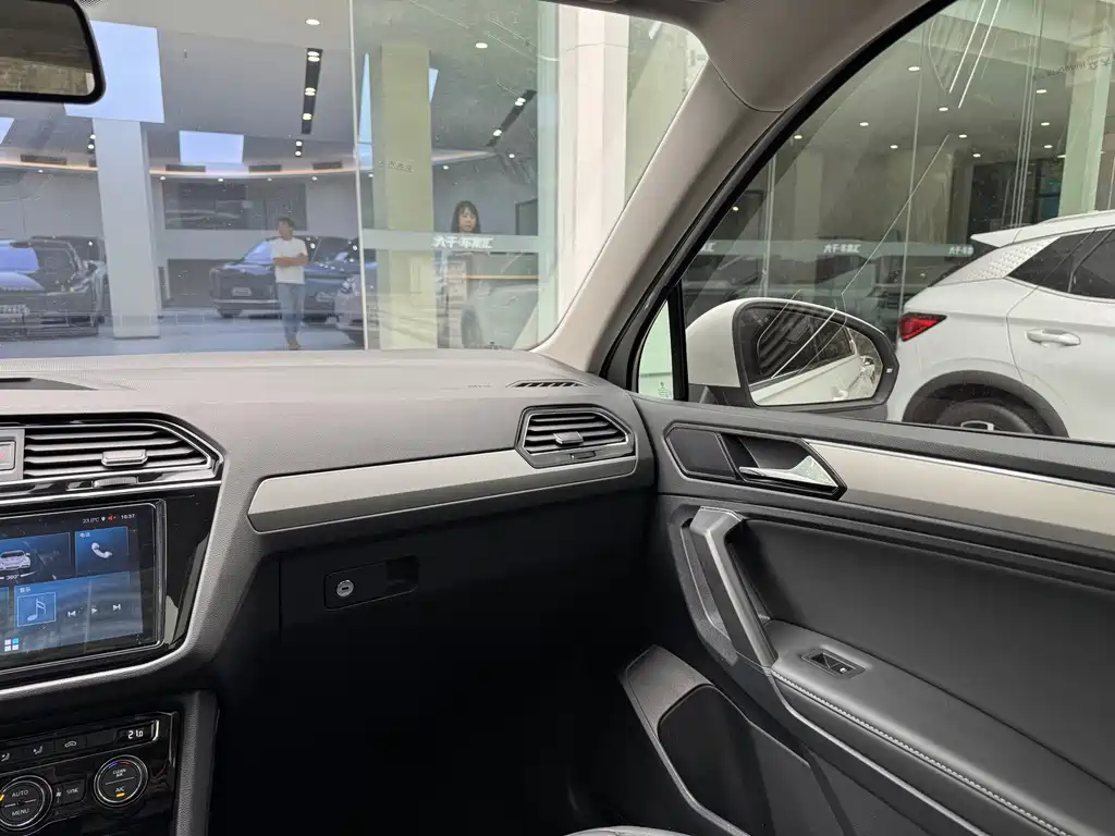 Volkswagen Tiguan L — миниатюра 16