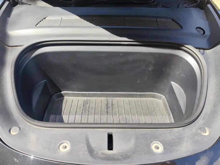 Tesla Model Y — миниатюра 10