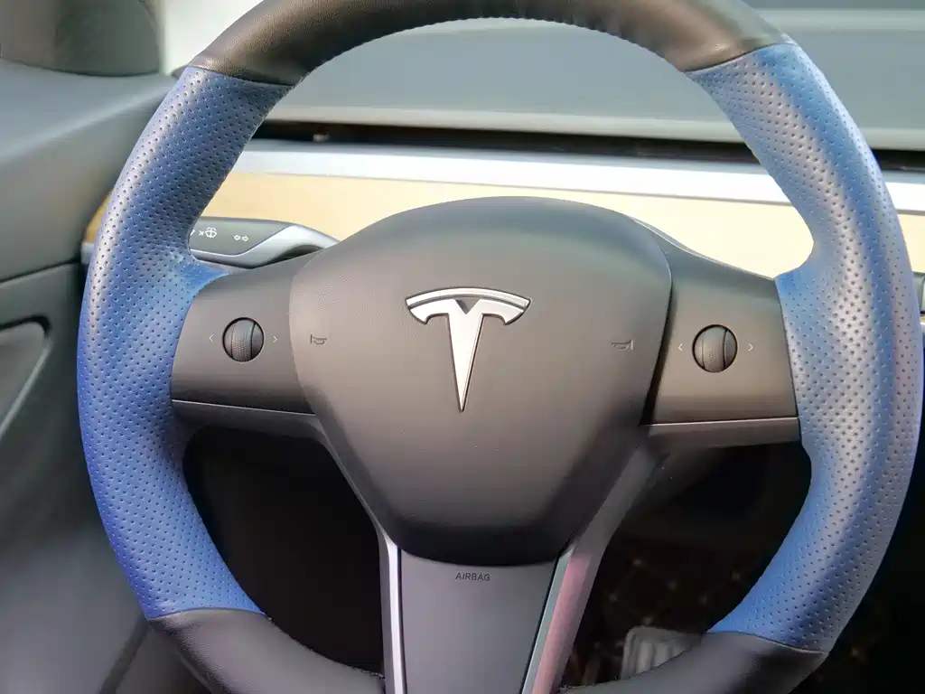 Tesla Model 3 — миниатюра 7
