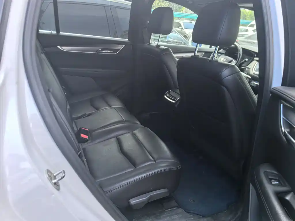 Cadillac XT6 2020 28T мест