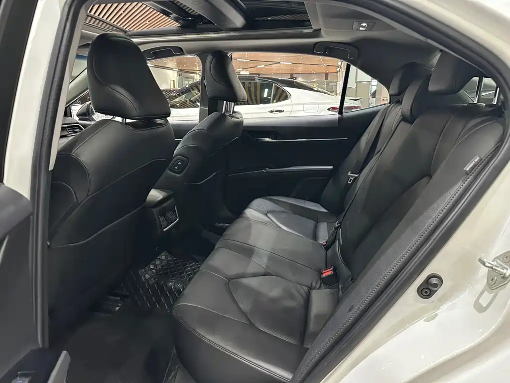 Toyota Camry — миниатюра 10