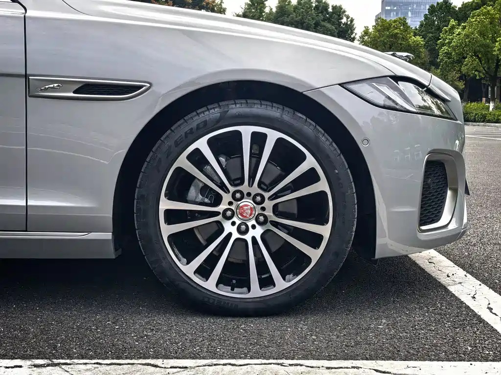 Jaguar XFL — миниатюра 10