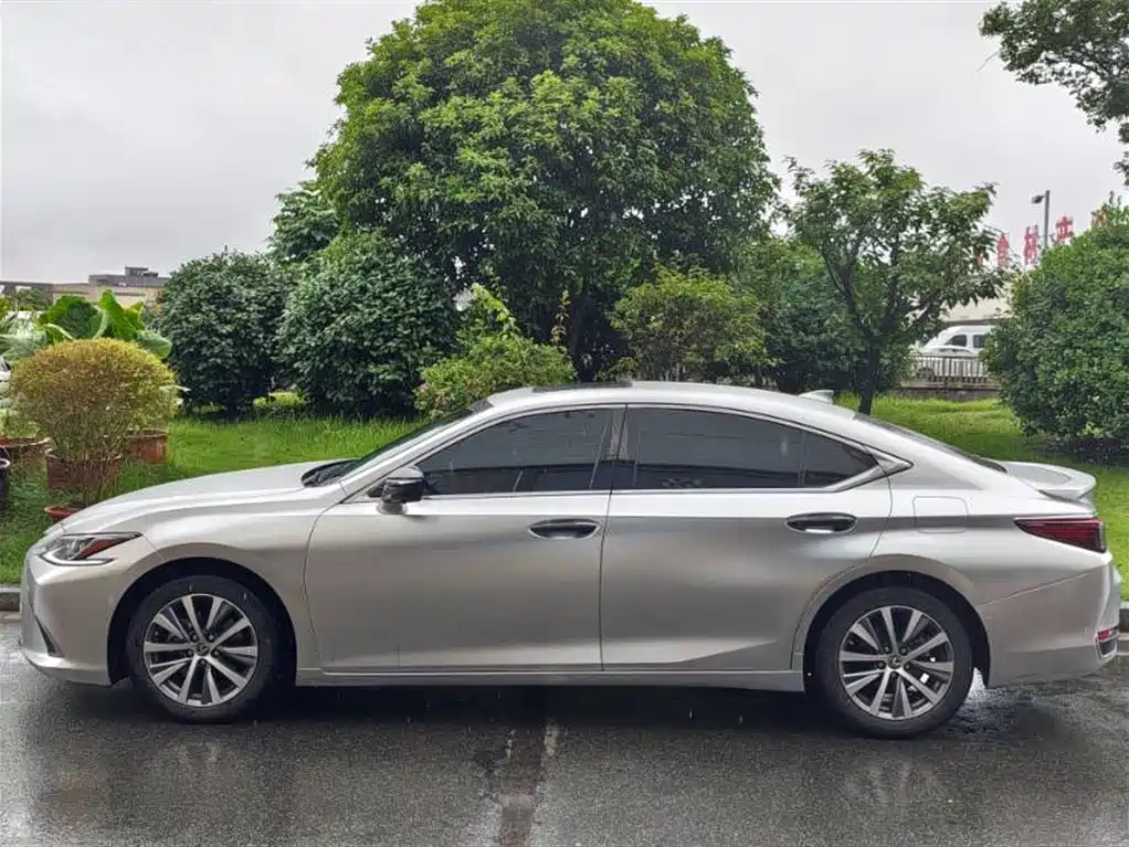 Lexus ES 2020 300h