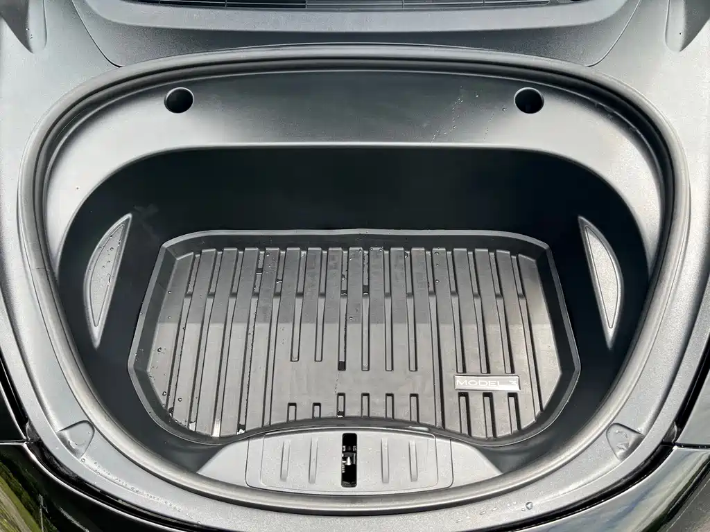 Tesla Model 3 — миниатюра 12