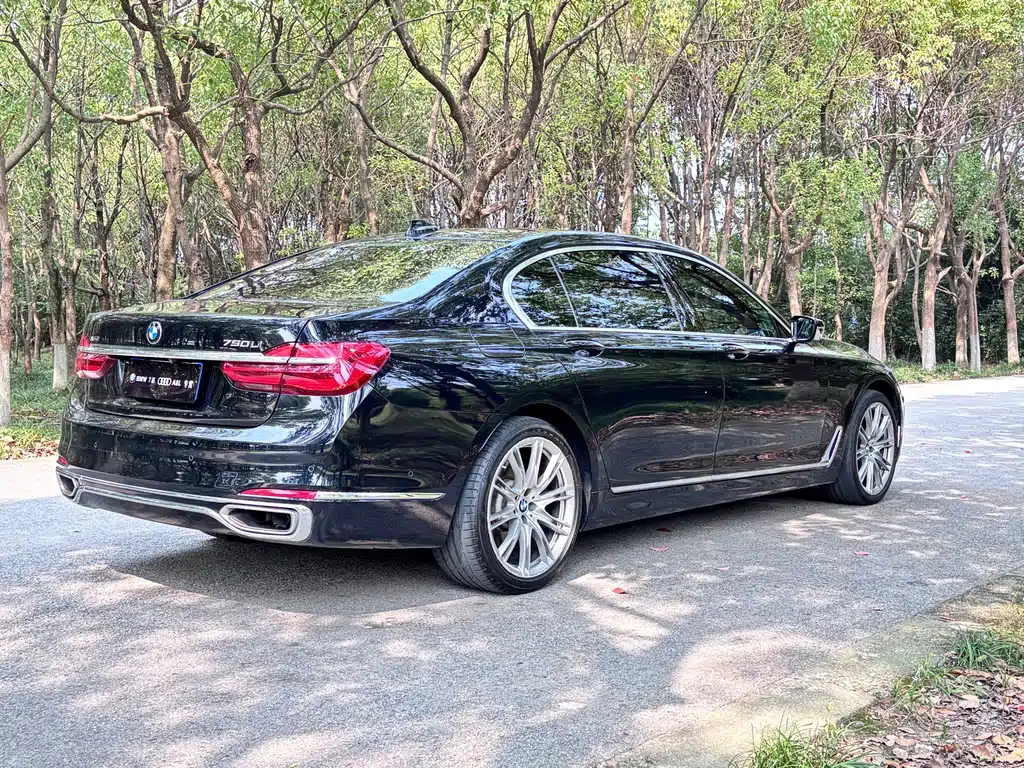 BMW 7 Series — миниатюра 10