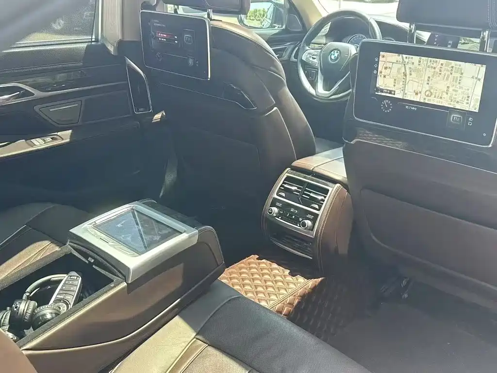 BMW 7 Series — миниатюра 6