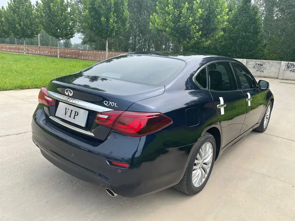 INFINITI  Q70